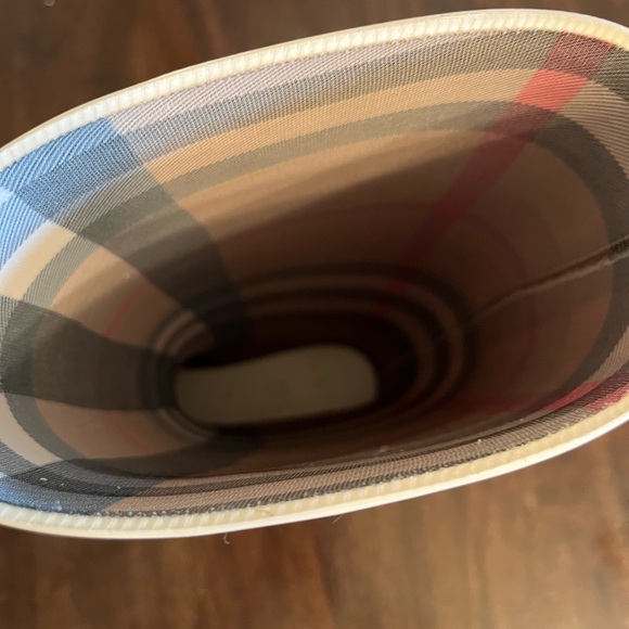 Burberry Rain Boots size 40. (8.5). - Picture 2 of 6